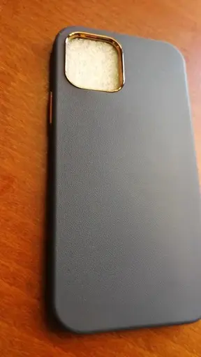 [814016] IPHONE 11 SORT bagcover med guld dekoration