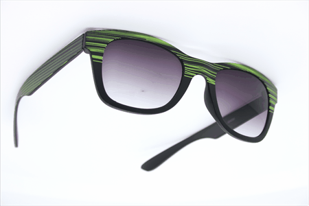 [404094] [404094] Mat sort solbrille laser graveret med grønne striber