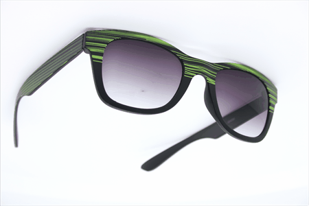 [404094] Mat sort solbrille laser graveret med grønne striber